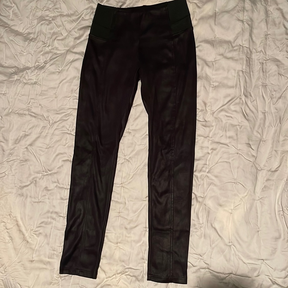 Women’s GLAMOROUS brand. US M suede-effect leggings. Stretch waist band.
